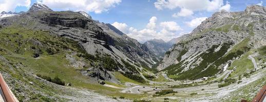 estrada de montanha nos Alpes foto