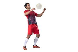 jogador de futebol profissional em pose de uniforme de treinamento vermelho em um conceito de futebol de fundo branco ativo. foto