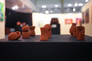 arte de barro na forma de um vaso de flores em exposição na mesa foto