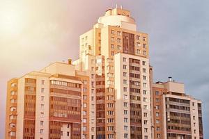 vista do edifício moderno em uma paisagem da cidade foto