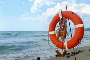 colete salva-vidas na praia em algum lugar no mar negro foto