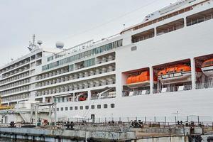 close-up de forro de navio de cruzeiro ancorado no porto foto