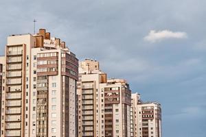 vista do edifício moderno em uma paisagem da cidade foto