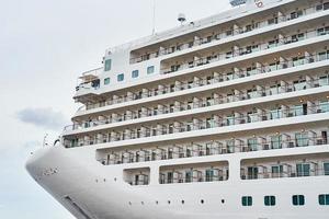 close-up de forro de navio de cruzeiro ancorado no porto foto