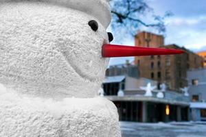 boneco de neve com nariz vermelho na cidade