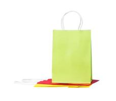sacos de papel de três cores, isolados em branco foto