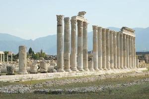 colunas em laodicéia na antiga cidade de lycus em denizli, turkiye foto