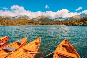 lago de montanha tranquilo no parque nacional high tatra. céu nublado dramático. strbske pleso, eslováquia, europa. mundo da beleza. paisagem da natureza, cenário colorido tranquilo. liberdade aventura natureza foto