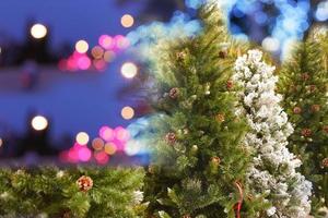 árvore de natal no festival de inverno, fundos de natal coloridos reais. sapatos, veados, caixas de presente, árvores de neve, confetes dourados, feliz dia. foto