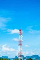 torre de telecomunicações no céu foto