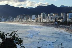 rio de janeiro, rj, brasil, 2022 - pessoas em silhueta assistem o pôr do sol na rocha do arpoador, praia de ipanema foto