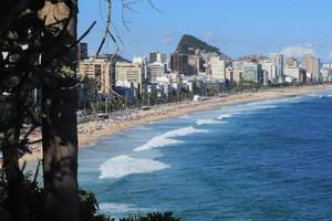 rio de janeiro, rj, brasil, 2022 - vista das praias do leblon e ipanema do parque natural da falésia dos dois irmãos foto