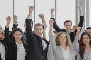 grupo de negócios de diversidade étnica multi fica segurando os punhos juntos em evento de seminário corporativo. foto