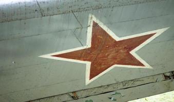 marca de identificação da força aérea da federação russa, uma estrela vermelha de cinco pontas, delimitada por uma faixa branca em um antigo avião soviético de transporte de passageiros ou militar da segunda guerra mundial. foto