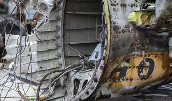 partes queimadas do crocodilo traseiro do helicóptero de combate da força aérea russa destruído. os destroços de um helicóptero caído. guerra na ucrânia. close-up de helicóptero de ataque militar quebrado. foto