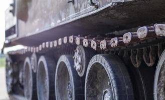 trilhas quebradas enferrujadas com rolos de esteira de um tanque destruído. tanque de batalha russo destruído durante os combates durante a invasão russa da ucrânia, 2022. restos de equipamento militar russo. foto