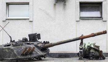 guerra na ucrânia. tanque destruído com uma torre arrancada com av nele. tanques russos quebrados e queimados. sinal de designação ou símbolo em tinta branca no tanque. equipamentos militares destruídos. foto