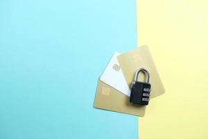 cadeado no cartão de crédito, conceito de segurança de informações de privacidade de dados de internet foto