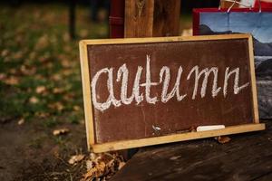 placa é escrita no outono de giz. foto