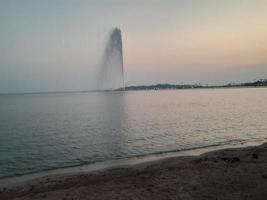 a vista noturna e o pôr do sol da praia de jeddah são muito bonitos. multidões de pessoas migram para a praia de jeddah para assistir ao pôr do sol. foto