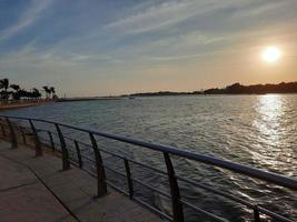 uma bela noite e um pôr do sol incrível em jeddah corniche. foto