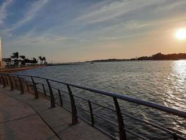 uma bela noite e um pôr do sol incrível em jeddah corniche. foto