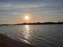 uma bela noite e um pôr do sol incrível em jeddah corniche. foto