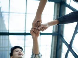 parte corpo mão pessoa pessoas homem de negocios Empresária toque acordo de negócios contrato sucesso cooperação amizade parceria masculino fêmea saudação humano profissional juntos trabalho em equipe carreira foto