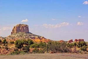 montículo solitário no vale do monumento, utah foto