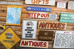 várias placas com texto na parede de madeira do restaurante no parque de yellowstone foto