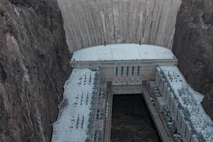 barragem hoover em meio ao majestoso canyon em nevada foto