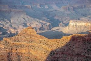 luz do sol caindo no parque nacional do grand canyon no arizona foto