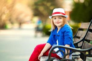 retrato de uma menina no banco de um parque