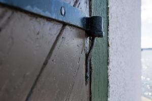 porta de madeira vintage com dobradiça de ferro, ao ar livre. detalhes da arquitetura. foto