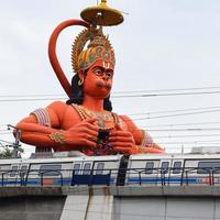 grande estátua do senhor hanuman perto da ponte do metrô de delhi situada perto de karol bagh, delhi, índia, senhor hanuman grande estátua tocando o céu foto