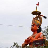 grande estátua do senhor hanuman perto da ponte do metrô de delhi situada perto de karol bagh, delhi, índia, senhor hanuman grande estátua tocando o céu foto