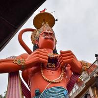 grande estátua do senhor hanuman perto da ponte do metrô de delhi situada perto de karol bagh, delhi, índia, senhor hanuman grande estátua tocando o céu foto