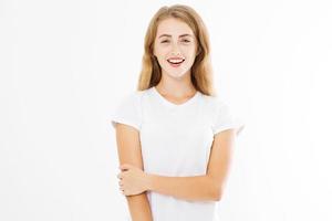rosto de mulher feliz. menina sorridente na camiseta de verão modelo branco isolada. copie o espaço. Tempo de diversão. brincar foto