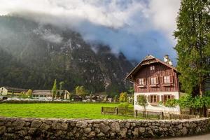 casa de campo no sopé das montanhas nos Alpes