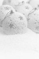 bolas de natal em fundo branco nevado