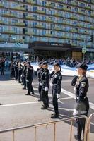 dnipro, ucrânia - 09.11.2021 cidadãos comemoram o dia da cidade. policiais carregam uma bandeira festiva. foto