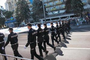 dnipro, ucrânia - 09.11.2021 cidadãos comemoram o dia da cidade. policiais carregam uma bandeira festiva. foto