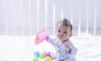 crianças crianças meninas jogam brinquedos em casa, jardim de infância ou berçário. foto