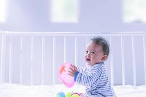 crianças crianças meninas jogam brinquedos em casa, jardim de infância ou berçário. foto