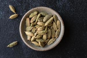 vagens de cardamomo verde em uma tigela foto