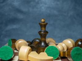 tabuleiro de xadrez com figuras. xadrez de madeira. jogos de tabuleiro. localização dos adversários. contra-estratégia. rainha foto