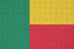 a bandeira do benin é retratada em um quebra-cabeça dobrado foto