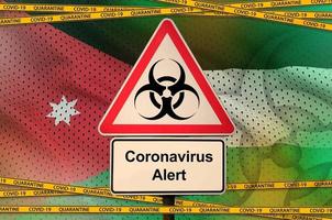 bandeira da jordânia e símbolo de risco biológico covid-19 com fita laranja de quarentena. conceito de vírus coronavírus ou 2019-ncov foto