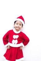 menina asiática com fantasia de papai noel vermelho foto