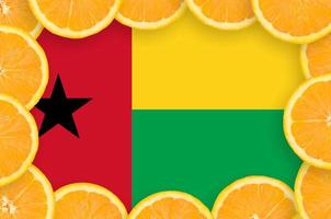 bandeira da Guiné-Bissau em moldura de fatias de frutas cítricas frescas foto
